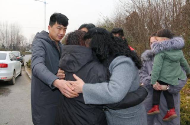 2018年1月24日,济南遥墙机场,张君华带着丈夫和女儿回乡探亲,远隔千山