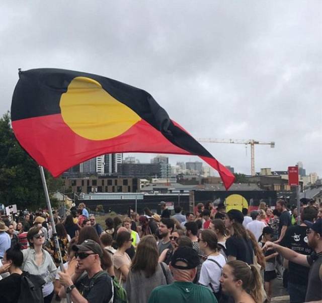 【疯狂】数万土著涌入cbd抗议示威!疯狂抵制澳洲日!