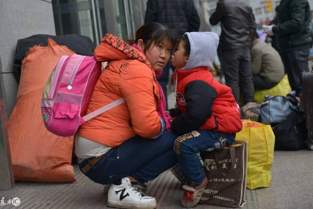 聚焦可爱的春运"小候鸟":小小年纪就要奔波劳碌让他们学会坚强