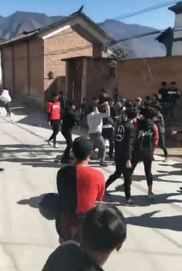 云南某中学校外发生一起学生持械斗殴暴力事件,场面就像武打片.