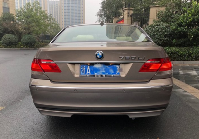 小伙为做生意有面子买辆05款宝马760一年后宁愿乘出租也不开车