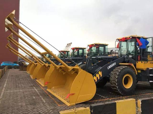 徐工装载机"私人订制"成功交付某大型港口