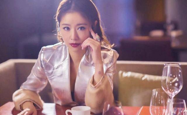 林心如机场打扮成大妈,网友:几十万的包包看上