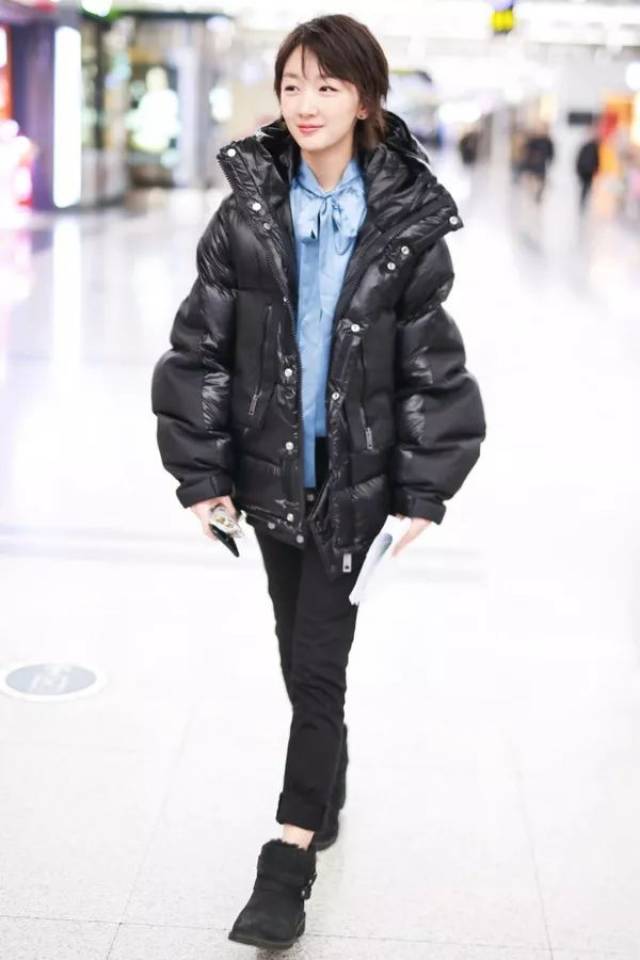 近来越来越火的oversize风在周冬雨的街拍中也是频繁的出现,娇小的