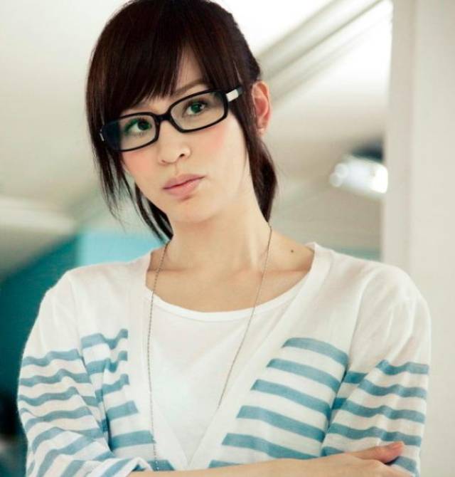《桃花小妹》主演现状:她们变脸,他恋日本嫩模,他身家背景惊人