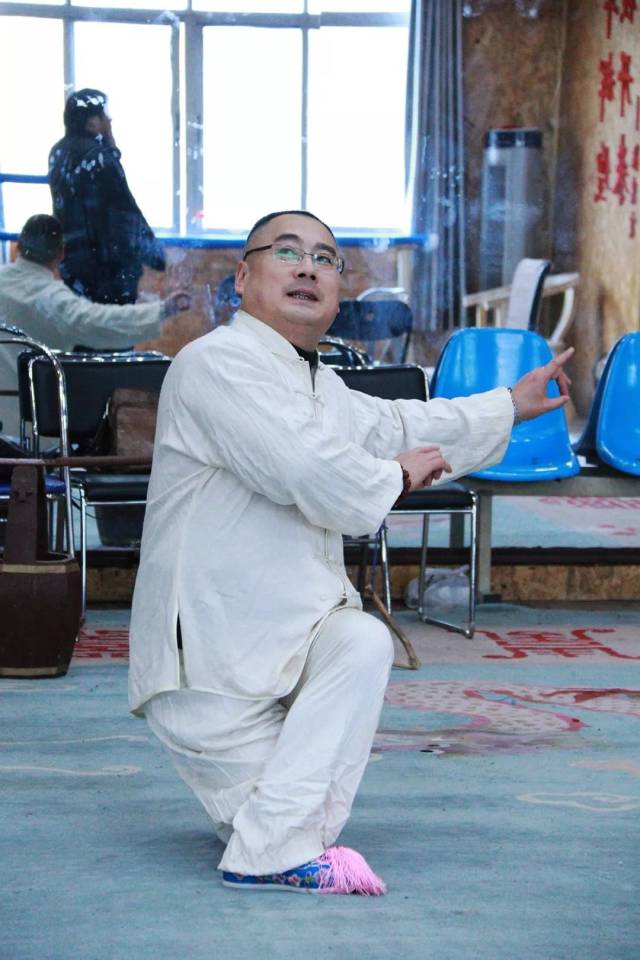 对主工丑行的张武宏来说 反串小旦难度不小 难怪排练时有人开玩笑说