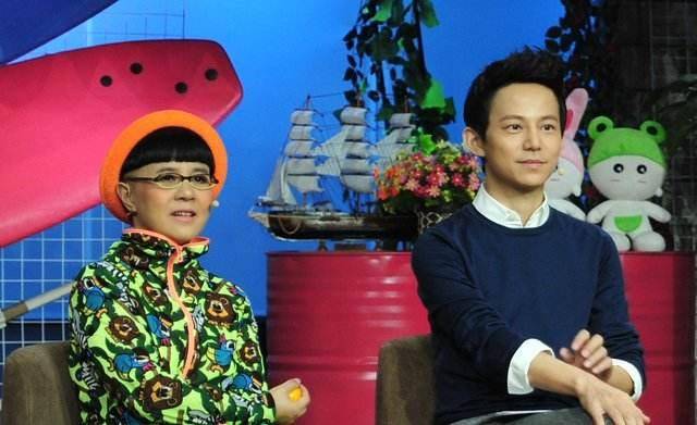 90后的回忆:金龟子和毛毛虫终于同框,满脸皱纹在灯光下都挡不住