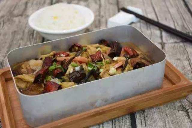 老式铝饭盒蒸出的腊肠饭你吃过吗?