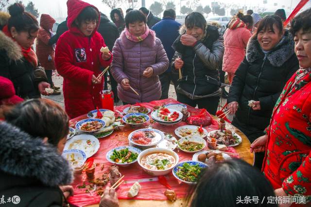 皖北农村办大席娶媳妇 天太冷亲戚站着吃露天宴席 场面更加温馨!