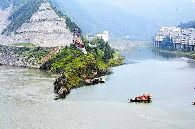 "夹河关风景区,位于湖北省十堰市的郧西县内,处在汉江河与金钱河的