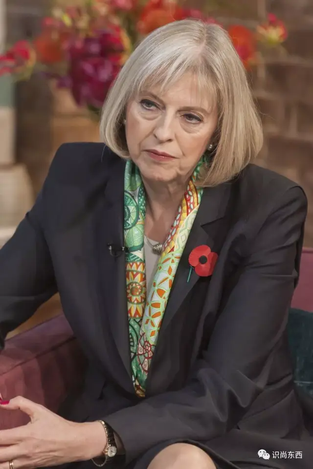 英首相"梅姨"访华第一天连换3套造型,女强人为啥都爱这么穿?
