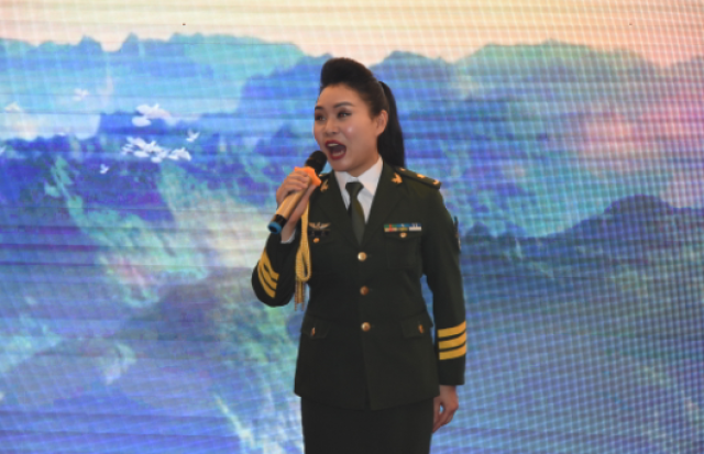 著名女高音军旅歌手袁庆