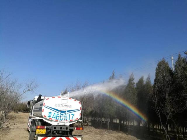 "洒水车旁的彩虹,好美!"坐在洒水车内的工作人员感慨道.