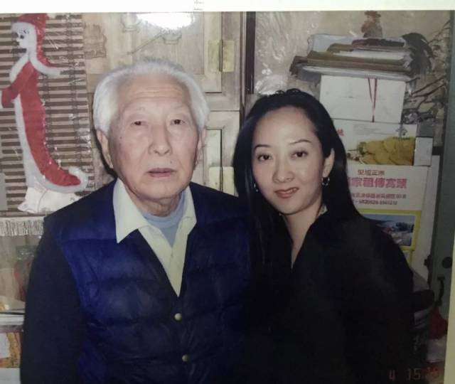 丘安妮与师爷,著名文物鉴定泰斗耿宝昌合照个人简历:丘安妮,出生于