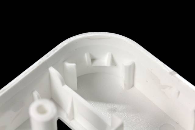 前盖四角的楔形卡扣,一旦安装到位后较难打开.