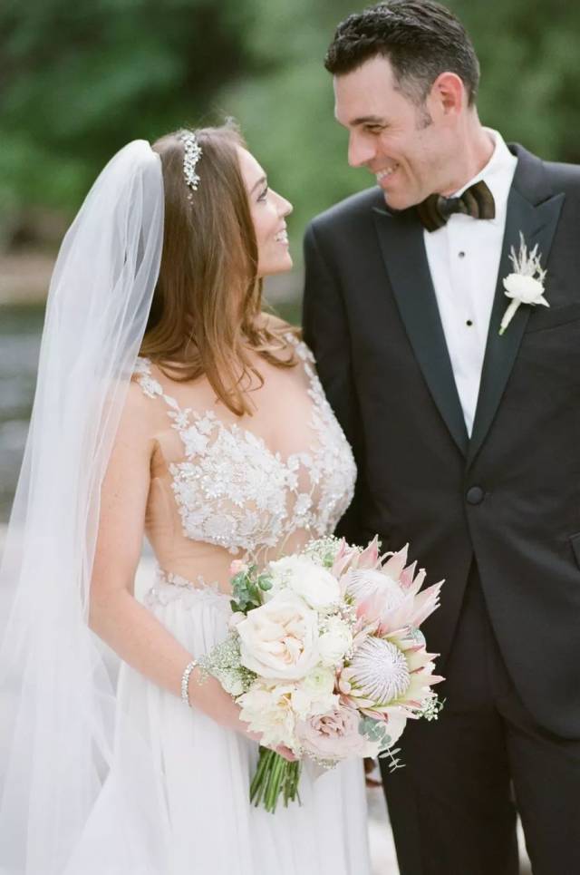 欧美婚礼花艺:芦苇与帝王花,野性别致之美