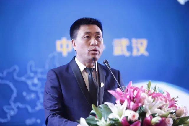 顺丰速运中西大区总裁王锋先生,顺丰速运销售中心负责人魏昊先生,中西