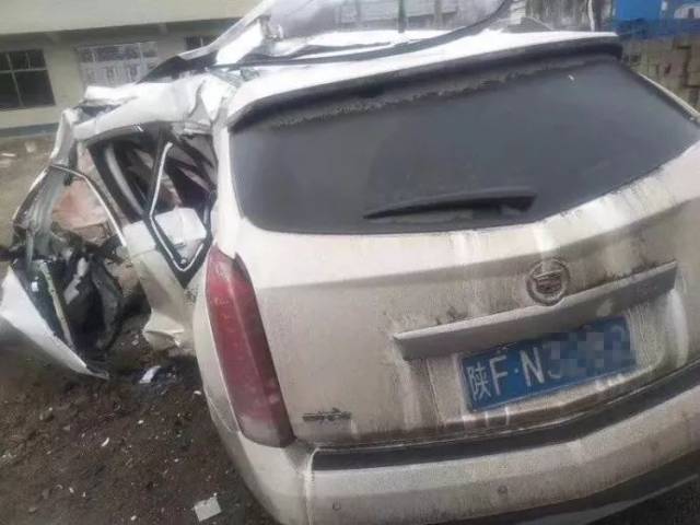2吨的凯迪拉克车祸被撞碎!怎么开才会撞成这样?