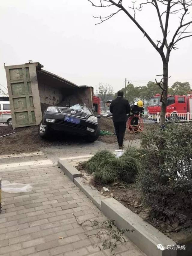 一辆浙b小轿车被渣土车压扁