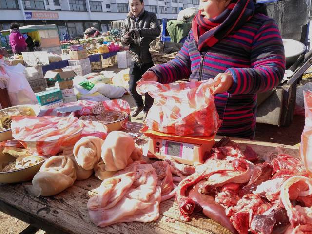 农村大集上卖羊肉的排场很大,羊腿上现场切下的羊肉卖五十元一斤