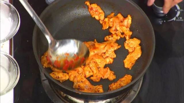 锅内放适量红油,下入鸡胸肉炒制变色,然后加入马蹄,再烹入一些葱姜水