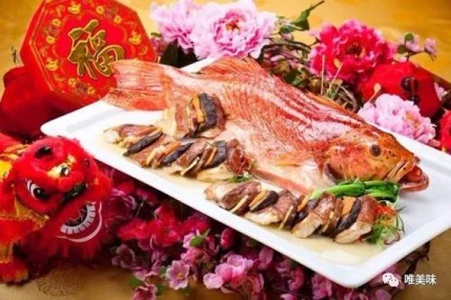过年的餐桌上,除了做一条真鱼取"年年有余"之意以外,越来越多的亲会在