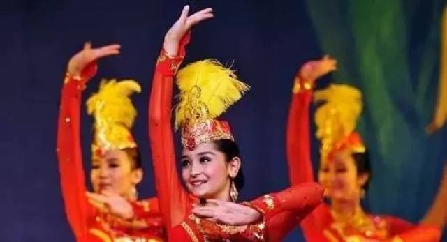 刀郎舞,纳孜尔库姆舞 除舞蹈教学视频中讲授的维吾尔族蹈外,新疆回族