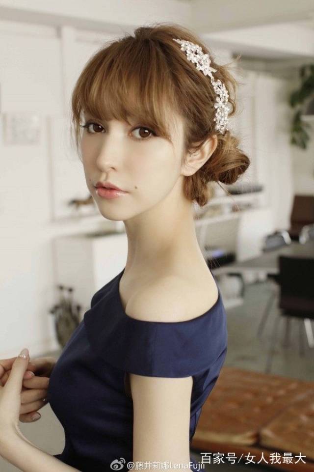 在2004年到2015年之间,藤井莉娜几乎是日系潮流杂志《昕薇》的头牌