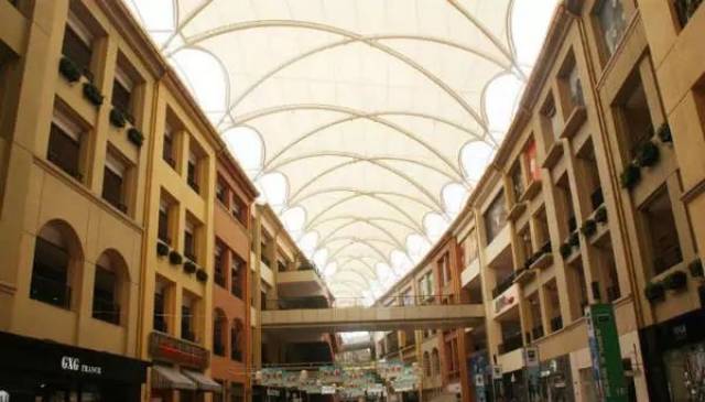 上海方塔园,位于松江中山东路235号,占地173亩,1982年对外开放.