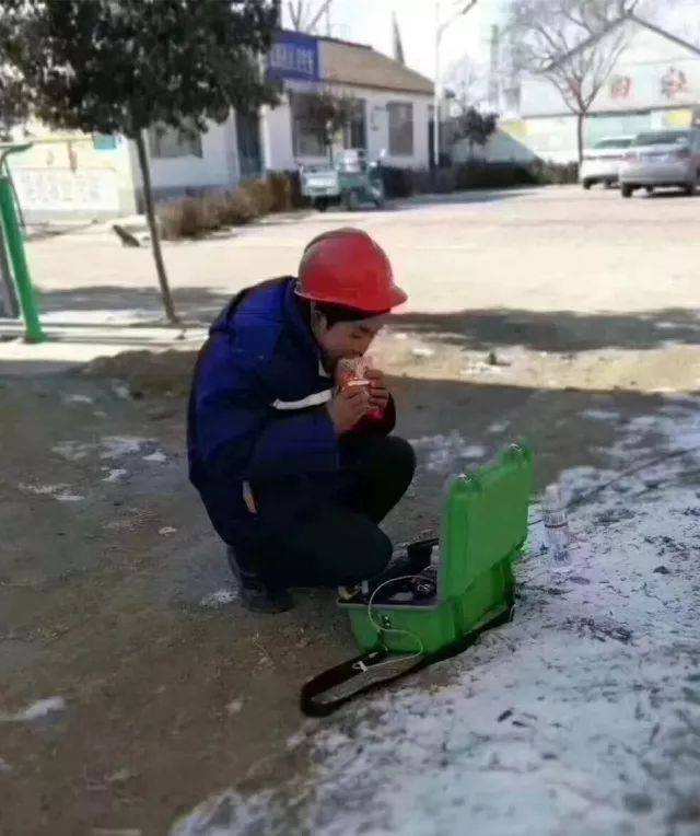 没有什么能够阻挡,宽带装维师傅前行的脚步