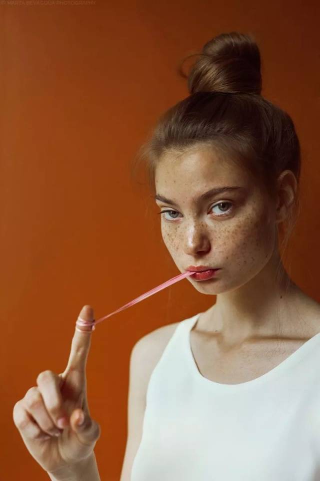 那些女孩,有着迷人的小雀斑丨marta bevacqua