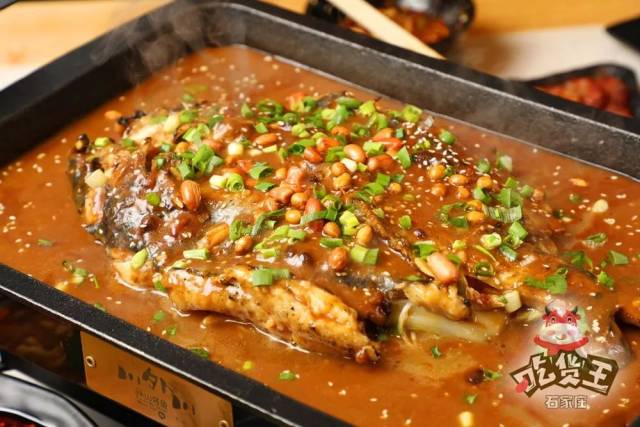这回小哥哥端上来的是不辣星人的福利!也是店里点的爆款, 酱香味烤鱼!