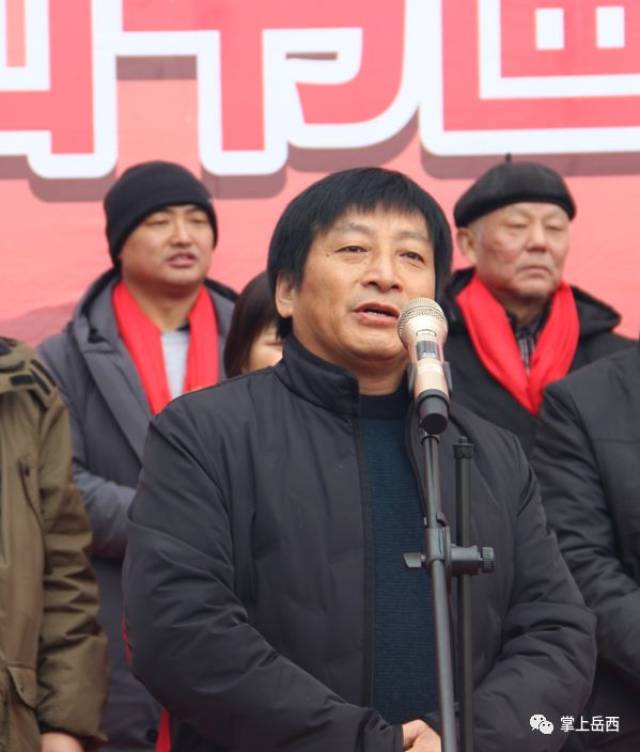 最后岳西县县委,宣传部部长储耀华先生宣布展览开幕.