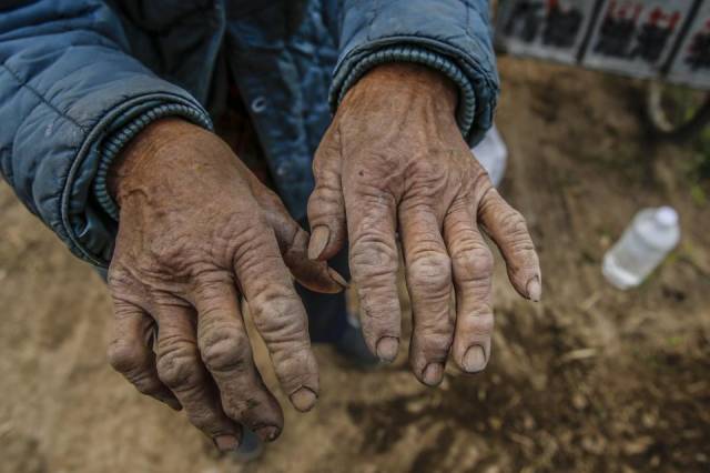 实拍农村老人13图,总有一张感动让你落泪!远方游子回家吧!