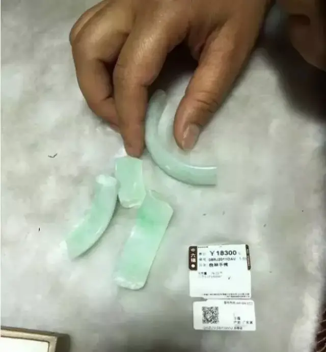 媳妇今天逛街把商场的一只18300元的翡翠手镯摔碎了
