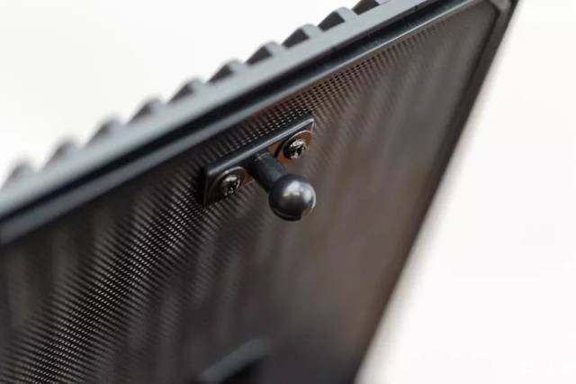 上的结构是由上下四个卡榫和藏在机箱走线层的免工具两个固定螺母组成