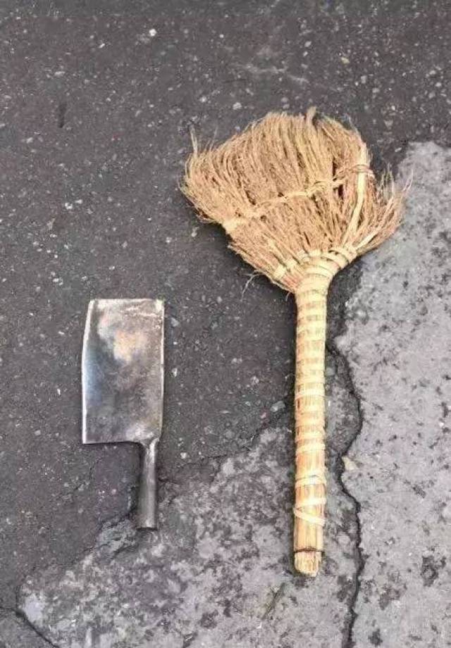 宜宾这个人不得了,拿着菜刀在公路上拦车挥舞