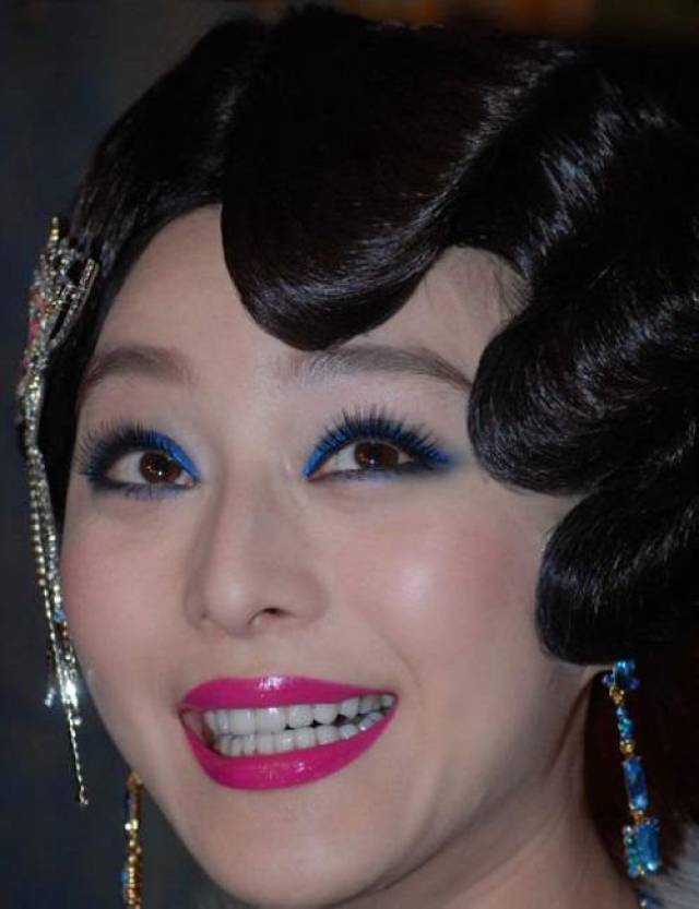 范冰冰录视频手把手教你,如何涂红唇才好看