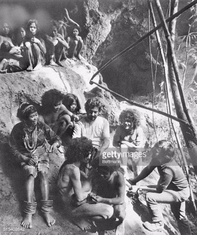 因为在1974年,到达塔萨代部落的通路就被拦腰截断了.