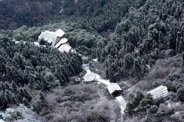 在湖南西部,有一座海拔1934米高的大山叫雪峰山.