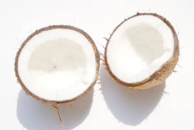 椰子里面有个球是什么,哪些人不适合吃椰子