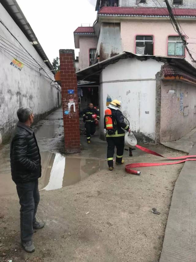 幸亏他们及时赶到!南头一出租屋着火,4岁幼童独留家中