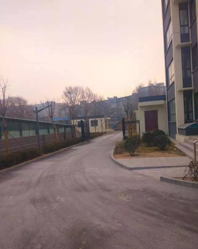 进处及远处的一层玻璃棚架是防倒塌棚架,用于战时的紧急疏散
