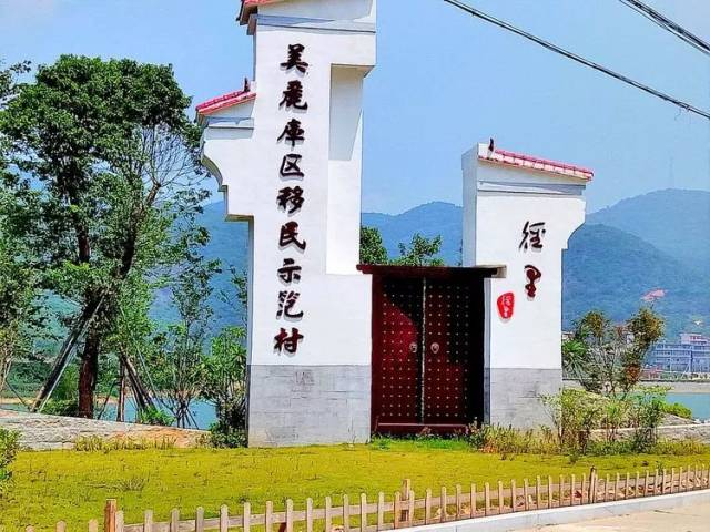 沿着环库区公路,我们来到了径里村村口,视野变得开阔起来,忽然有桃花