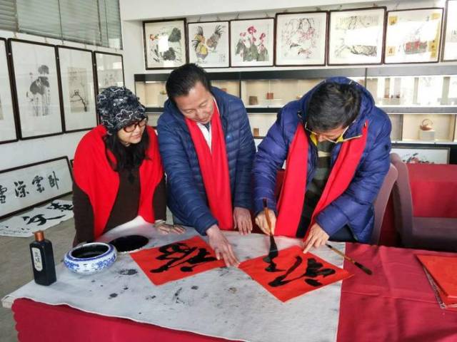 张孝雨观看 书法家徐杰先生书写福字