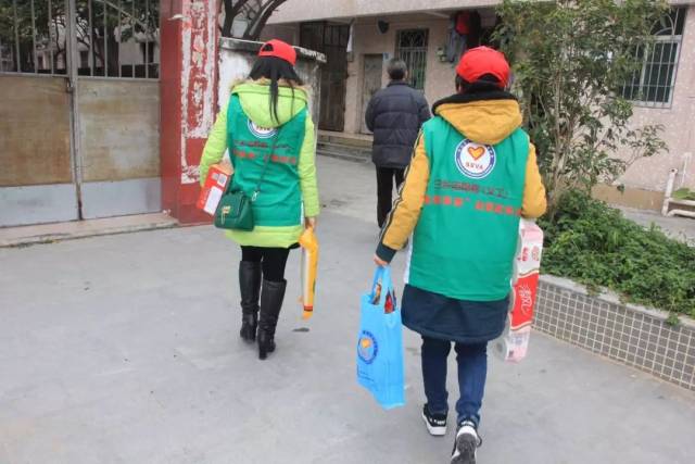 三乡镇团委携志愿者到鸦岗等村慰问