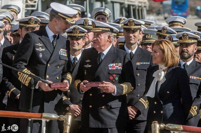 西班牙最美国防部长陪同新老国王,视察世界海军中最老帆船训练舰