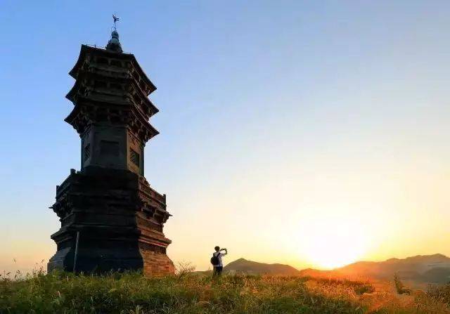 易县南山上有黑塔和白塔,民间传说这黑塔是为纪念左伯桃而建,白塔是为