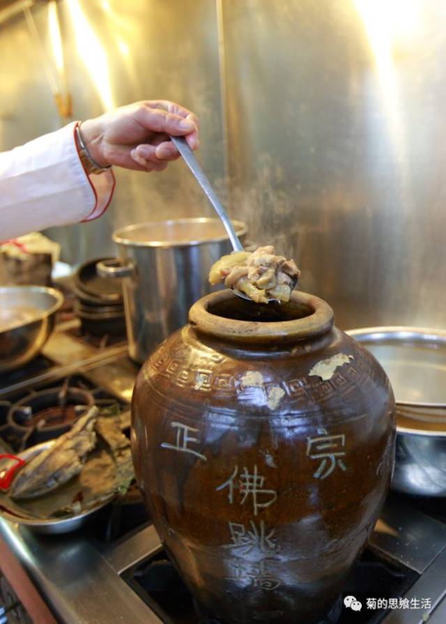 用大坛子熬好的佛跳墙,分装到即位的坛中,方便食用