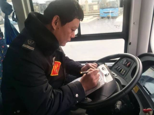 不管同事们谁家临时有事需要顶班,他总是化身"消